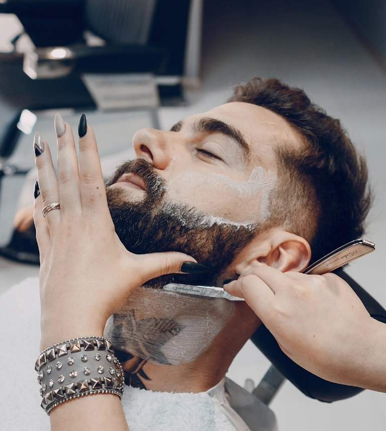mężczyzna na goleniu brody